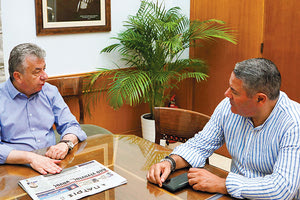 Ο περιφερειάρχης Στ. Αρναουτάκης με τον διευθυντή της «Π» στην τελευταία του εκλογική συνέντευξη