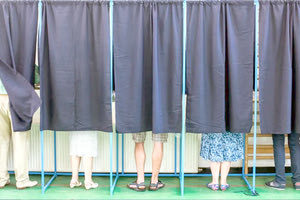 Ιστορίες της κάλπης: Το χαμένο πεντοχίλιαρο, ο γέροντας στην καρότσα και ο καημός της γιαγιάς με τη μικρή... τρύπα 