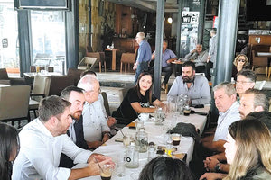 Ήρθε στην Κρήτη να ψηφίσει ο Νίκος Ανδρουλάκης όπως ήδη διαβάσατε σε άλλες στήλες, και φυσικά βρήκε την ευκαιρία να συναντηθεί με τους δύο βουλευτές του, την Ελένη Βατσινά και τον Φραγκίσκο Παρασύρη,