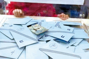 Ο άλλος έριξε την… ταυτότητά του μέσα στην κάλπη κι έφυγε.