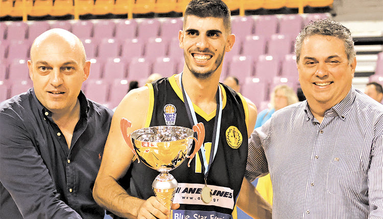 Οι κ.κ. Πιτσούλης και Βαρδαβάς δινουν το κύπελλο στον Χριστοδούλου