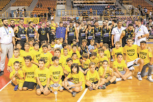 Ο Εργοτέλης με τους μικρούς φίλους του πανηγυρίζουν την κατάκτηση του κυπέλλου