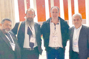 Ο Μπάμπης Στρούμπος (δεύτερος από αριστερά) με συναδέλφους του