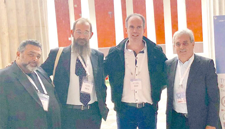 Ο Μπάμπης Στρούμπος (δεύτερος από αριστερά) με συναδέλφους του