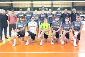 Η ανδρική ομάδα βολεϊ του ΟΦΗ όπως παρατάχθηκε στο φιλικό με τη ΓΕΗ