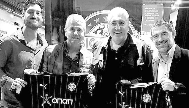 Μία άκρως ποδοσφαιρική συνάντηση είχαν στο Σικάγο, ο Μιχάλης και ο Δημήτρης Μπούσης. Τους διοικητικούς ηγέτες της ΠΑΕ ΟΦΗ, επισκέφθηκαν ο Γιώργος Καραγκούνης, αλλά και ο παλαίμαχος διεθνής άσος της ΑΕΚ, Φρανκ Κλόπας που είναι τώρα προπονητής στην ομάδα του Σικάγο. Πατέρας και γιος Μπούσης,