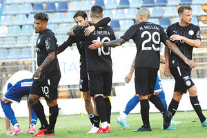 Οι παίκτες του ΟΦΗ πανηγυρίζουν το 5ο γκολ που σημείωσε ο Ριέρα