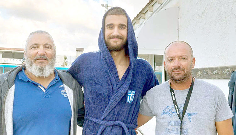 Ο Κούγκουλος με τους προπονητές των Δελφινιών κ.κ. Μηναδάκη και Χριστοδουλάκη