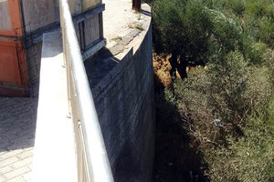 Η έλλειψη προστατευτικού κιγκλιδώματος οδήγησε στην πτώση του πολίτη