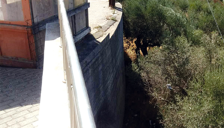 Η έλλειψη προστατευτικού κιγκλιδώματος οδήγησε στην πτώση του πολίτη