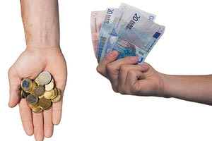 Οι ελληνικές τράπεζες δανείζονται φθηνά από τους καταθέτες και δανείζουν πανάκριβα