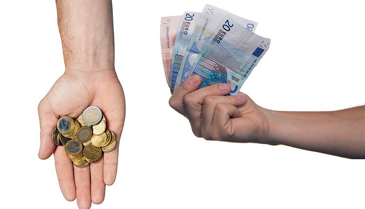 Οι ελληνικές τράπεζες δανείζονται φθηνά από τους καταθέτες και δανείζουν πανάκριβα