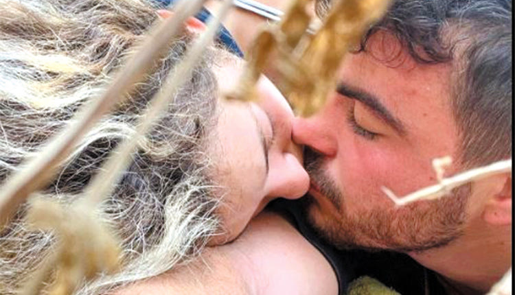 Ένα φιλί πριν τους βρουν οι Παλαιστίνιοι.Τελικά σώθηκαν 