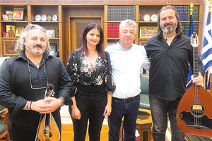 Είχε μια ωραία ιδέα η υποψήφια στο Λασίθι Σοφία Λασιθιωτάκη,  που μαζί με τους Κρητικούς καλλιτέχνες Γιώργο Κατσουλιέρη (λαούτο) και Νίκο Λιανέρη (λύρα – τραγούδι), πήγαν να εκφράσουν τις ευχές τους μουσικά στον επανεκλεγέντα περιφερειάρχη Κρήτης Σταύρο Αρναουτάκη κ