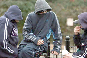 Εισέβαλαν μεσάνυχτα σε σπίτι, τρόμαξαν την οικογένεια αλλά έκαναν… πλάκα