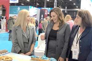 Η υπουργός Τουρισμού Όλγα Κεφαλογιάννη στο κρητικό περίπτερο