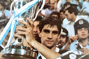 Ο αείμνηστος Γιάννης Μιχαλήτσος (αριστερά) στους πανηγυρισμούς για την κατάκτηση του κυπέλλου Ελλάδας 1987