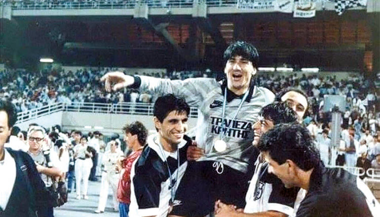 Ο αείμνηστος Γιάννης Μιχαλήτσος (αριστερά) στους πανηγυρισμούς για την κατάκτηση του κυπέλλου Ελλάδας 1987;