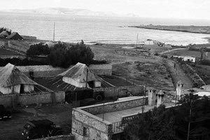 ΦΩΤΟΗΜΕΡΑΣ: 1941. Γερμανική κατασκήνωση στον σημερινό Πόρο του Ηρακλείου. Απέναντι διακρίνεται η νήσος Δία (φωτογραφία Ernst Weight)