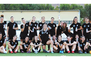 Ο αείμνηστος Γιάννης Μιχαλήτσος (αριστερά) στους πανηγυρισμούς για την κατάκτηση του κυπέλλου Ελλάδας 1987