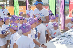 Ο ομοσπονδιακός προπονητής Τριάθλου κ. Οικονόμου με μικρούς αθλητές