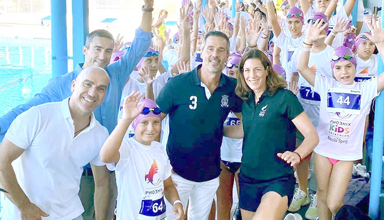 Στελέχη του αγώνα με αθλητές που πήραν μέρος στο Τρίαθλο