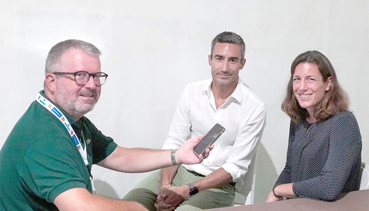 Η κ. Σπίριγκ και ο κ. Γείτωνας με τον αρχισυντάκτη της αθλητικής “Π”, Αντώνη Παπουτσάκη