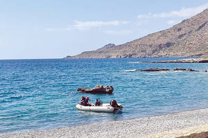 Έρευνες από αέρος και θαλάσσης γίνονται για τον εντοπισμό του