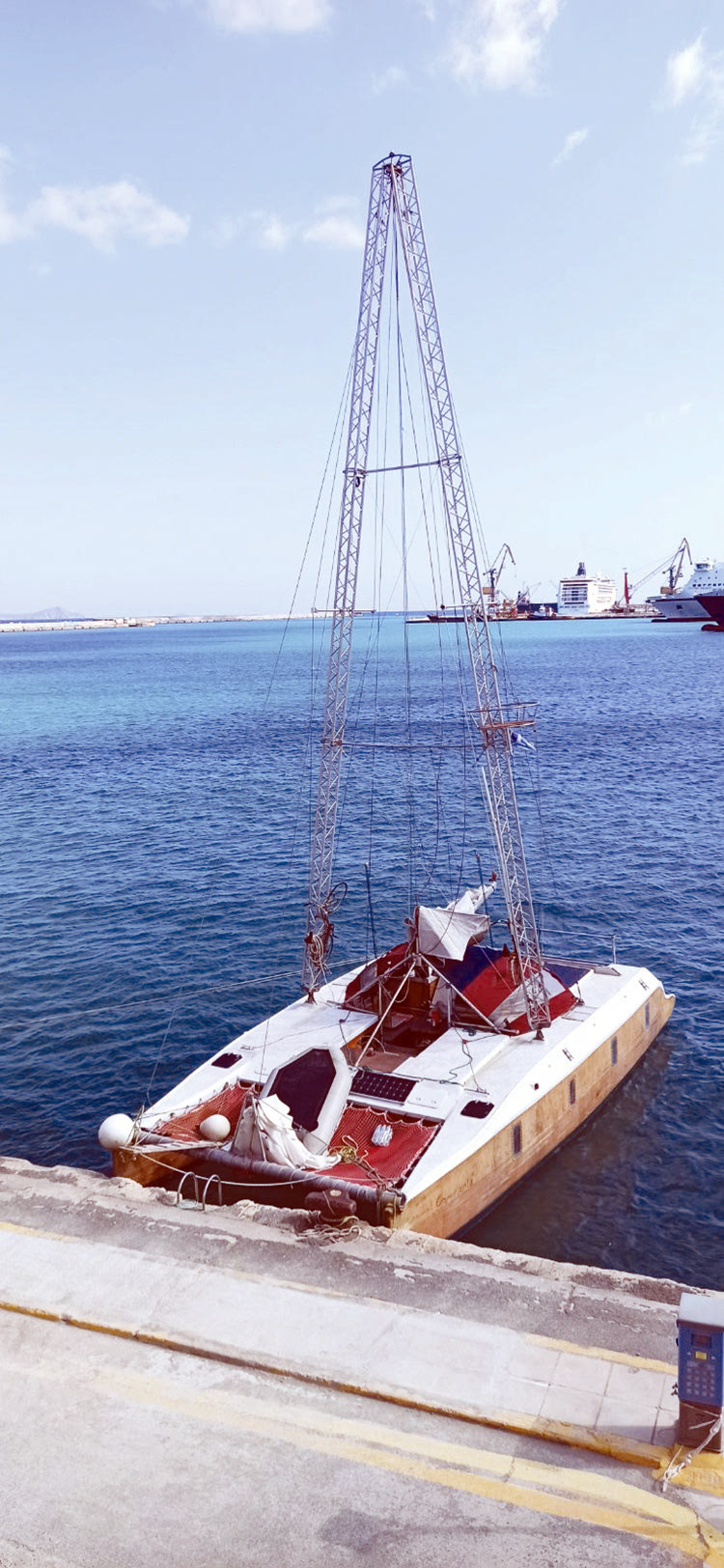 Σκάφος της ακτιβιστικής ομάδας “έδεσε” στο Ηράκλειο