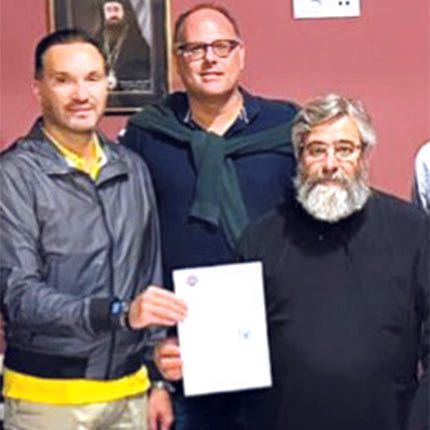 Τις εισπράξεις του φιλανθρωπικού αγώνα μπάσκετ του Αγίου Νικολάου με τον ΟΦΗ, ο οποίος πραγματοποιήθηκε προς ενίσχυση της οικογένειας του αδικοχαμένου Αντώνη Καργιώτη, παρέδωσε η διοίκηση της λασιθιώτικης ομάδας στον πρόεδρο πατέρα Γεώργιο Τζάβλα και τα μέλη του φιλόπτωχου ταμείου της ενορίας Ευαγγελισμού της Θεοτόκου.