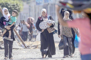 Προ των πυλών η χερσαία επίθεση ενώ άμαχος πληθυσμός εγκαταλείπει την περιοχή