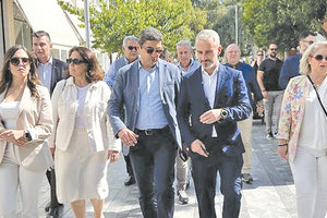 Ο Λευτέρης Αυγενάκης ήρθε στο Ηράκλειο μετά από μια μεγάλη περιοδεία στη Θεσσαλία και τη βόρειο Ελλάδα και το Σάββατο απόλαυσε τη βόλτα του στο ηλιόλουστο και γεμάτο κόσμο κέντρο. Αλλά δεν ήταν μόνος του. Είχε μαζί του τα νεοεκλεγμένα μέλη του Περιφερειακού Συμβουλίου Κρήτης που προέρχονται από τη ΝΔ. Θα έλεγα πολύ... συμβολική φωτογραφία αυτή που έβγαλε ο υπουργός, με πολλούς αποδέκτες!