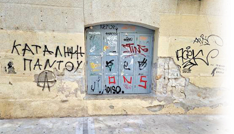 Ξανά τα ίδια. Το Δικαστικό Μέγαρο της πόλης του Ηρακλείου, που βρίσκεται στην οδό Δικαιοσύνης μαζί με τρία άλλα νεοκλασικά κτήρια ιστορικά, ήταν το κτήριο των περίφημων ενετικών στρατώνων του Αγίου Γεωργίου, που κτίστηκε το 1583 και φιλοξενούσε 700 στρατιώτες. Ανάλογη μακρά ιστορία έχουν και τα υπόλοιπα.