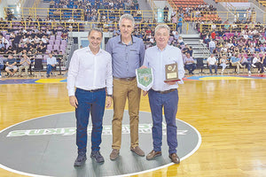 Ο κ. Αρναουτάκης με τον υφυπουργό Ανάπτυξης κ. Σενετάκη και τον πρόεδρο της Αναγέννησης κ. Μαραγκάκη