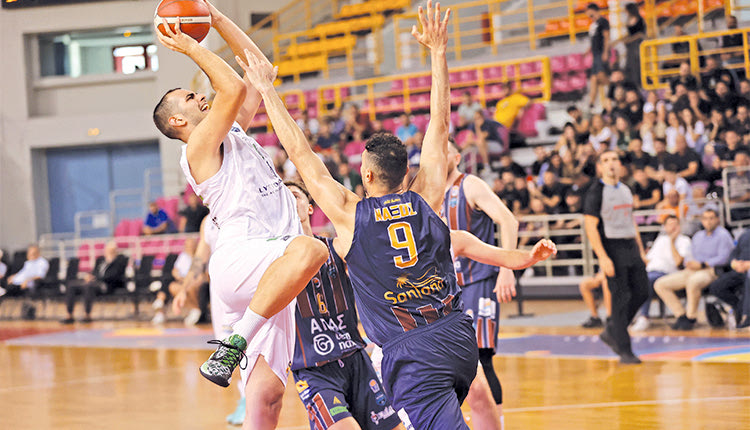 Παρά την εξαιρετική του εμφάνιση ο Κουρέπης δεν μπόρεσε ν’ αποτρέψει την ήττα της Αναγέννησης