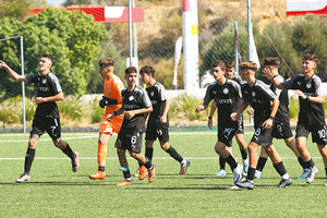 Ο Ρυακιωτάκης (Νο 7) έχει σκοράρει και πανηγυρίζει μαζί με τους συμπαίκτες του