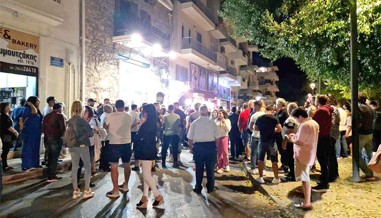 Πλήθος κόσμου έξω από το εκλογικό κέντρο Φραγκούλη