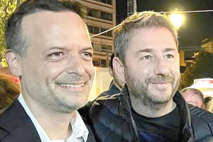 Όπως και να το δει κανένας, το ταμείο είναι ξεκάθαρο για τον Ανδρουλάκη.  Αντικειμενικά το ΠΑΣΟΚ είναι ο μεγάλος κερδισμένος στις αυτοδιοικητικές εκλογές. Έστω και εξ αντανακλάσεως. Κερδίζει Κρήτη και Θεσσαλία στις περιφέρειες, τους δύο μεγάλους δήμους Αθήνα και Θεσσαλονίκη και περίπου 100 ακόμη σε όλη τη χώρα.