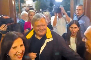 Χαμός έγινε το βράδυ της Κυριακής στο εκλογικό κέντρο του Αγγελούδη στη Θεσσαλονίκη όταν έγινε γνωστό ότι εκλέγεται δήμαρχος.