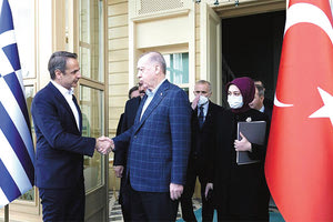 Τηλεφωνική επικοινωνία είχε ο πρωθυπουργός Κυριάκος Μητσοτάκης χθες το απόγευμα με τον Πρόεδρο της Τουρκίας Ρετζέπ Ταγίπ Ερντογάν. Κατά τη διάρκεια της τηλεφωνικής επικοινωνίας οι δύο ηγέτες συζήτησαν για τις τελευταίες εξελίξεις μετά τις τρομοκρατικές επιθέσεις της Χαμάς εναντίον του Ισραήλ και την κατάσταση στη Λωρίδα της Γάζας. Ο Κυριάκος Μητσοτάκης υπογράμμισε την ανάγκη να αποφευχθεί μια ανθρωπιστική κρίση και να μην απειληθεί η περιφερειακή σταθερότητα.