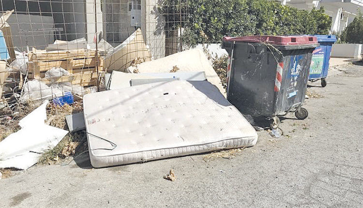 Δεν προλαβαίνουν να μαζεύουν σκουπίδια και σε λίγες ώρες επανεμφανίζονται οι χωματερές 
