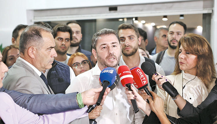 Πάνω από 100 εκλεγμένους «δικούς» του υποστηρίζει πως έχει το ΠΑΣΟΚ