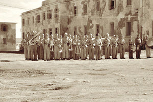 ΦΩΤΟΗΜΕΡΑΣ: Κατοχή. Οκτώβριος 1942. Η μπάντα της Luftwaffe κατά τη διάρκεια της τελετής παρασημοφόρησης για τον υποσμηναγό Iro Ilk σε στρατώνα του Ηρακλείου (σημερινή ΣΕΑΠ). (Φωτογραφία Hans Gross- Greece at WWII Archives).