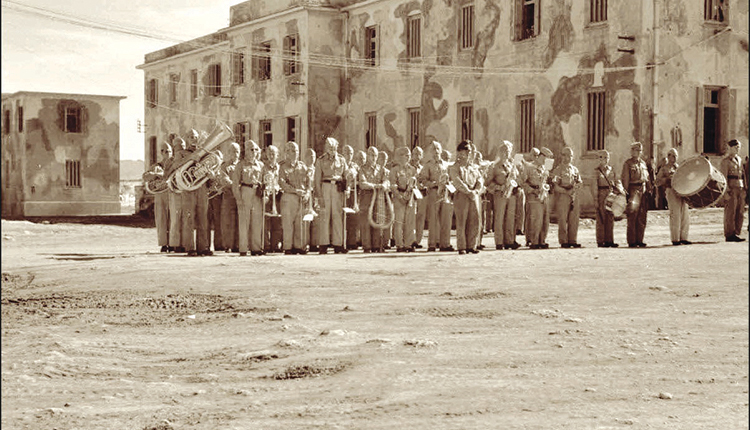 ΦΩΤΟΗΜΕΡΑΣ: Κατοχή. Οκτώβριος 1942. Η μπάντα της Luftwaffe κατά τη διάρκεια της τελετής παρασημοφόρησης για τον υποσμηναγό Iro Ilk σε στρατώνα του Ηρακλείου (σημερινή ΣΕΑΠ). (Φωτογραφία Hans Gross- Greece at WWII Archives).