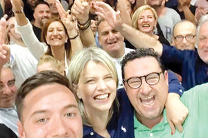 Μεγάλη ανατροπή και στον Δήμο Ιλίου! Το θρίλερ παίχτηκε ανάμεσα στον νυν δήμαρχο της πόλης Νίκο Ζενέτο (40,05%) και την Ανδριάνα Αλεβίζου-Κουκουβίνου