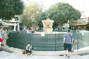 Την περιέργεια των ντόπιων αλλά και  των ξένων επισκεπτών προκαλεί το  προστατευτικό πέτασμα που έχει τοποθετηθεί από την αρχή της εβδομάδας στην κρήνη Μοροζίνι, τα περίφημα Λιοντάρια