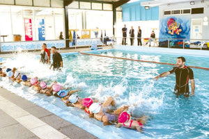 Από τα πρώτα μαθήματα κολύμβησης στα Δημοτικά σχολεία