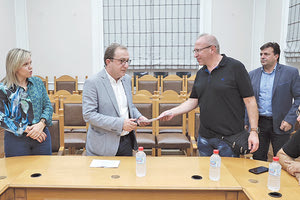 Η Περιφέρεια Κρήτης  δια του περιφερειάρχη  έχει δείξει  έμπρακτα τη στήριξή της για την αναβάθμιση του Βενιζελείου Νοσοκομείου αλλά και της δημόσιας υγείας στην Κρήτη. Το αναγνώρισαν και το είπαν οι εκπρόσωποι των γιατρών και των εργαζομένων παραδίδοντας το ψήφισμά τους χθες στην Περιφέρεια, στον πρόεδρο του Περιφερειακού Συμβουλίου Βαγγέλη Ζάχαρη, παρόντος του αντιπεριφερειάρχη Νίκου Συριγωνάκης και της γραμμ., του Π.Σ Γεωργίας Μηλακη.