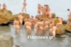 Όπως βλέπετε στην  εικόνα του FlashNews,   οι νεαροί άνδρες πλημμύρισαν… τσιτσίδι  την παραλία και μετά μπήκαν στη θάλασσα για μπάνιο.