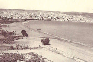 ΦΩΤΟΗΜΕΡΑΣ: Η παραλία της Σητείας στα 1950 πριν τη διάνοιξη του παραλιακού δρόμου προς Παλαιόκαστρο. (Φωτογραφία Μαντώ Δρανδάκη).